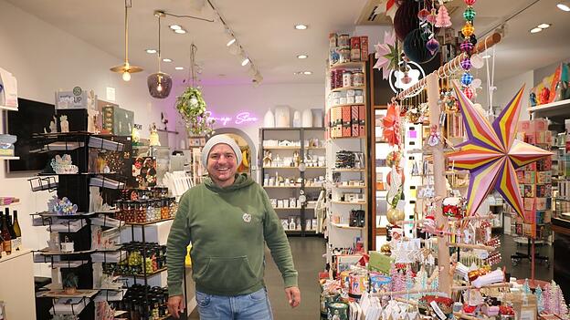 Gumprecht Concept Store wird es bald nicht nur in der Unteren Bachgasse geben. Inhaber Christian Plotzki freut sich schon darauf, die neue Filiale im Donau-Einkaufszentrum einzurichten. Gumprecht Concept Store wird es bald nicht nur in der Unteren Bachgasse geben. Inhaber Christian Plotzki freut sich schon darauf, die neue Filiale im Donau-Einkaufszentrum einzurichten.