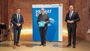 Finanz- und Heimatminister Albert Füracker (r.) überreichte Bürgermeister Albin Dietrich (Mitte) das 'Gütesiegel Heimatdorf 2021'. Glückwünsche gab's von Regierungspräsident Rainer Haselbeck. Finanz- und Heimatminister Albert Füracker (r.) überreichte Bürgermeister Albin Dietrich (Mitte) das 'Gütesiegel Heimatdorf 2021'. Glückwünsche gab's von Regierungspräsident Rainer Haselbeck.