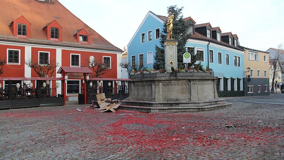 Massenweise Schachteln neben dem Brunnen und ein von Böllerabfall rot eingefärbter Sebastianiplatz. So sah es heuer an Neujahr aus. Massenweise Schachteln neben dem Brunnen und ein von Böllerabfall rot eingefärbter Sebastianiplatz. So sah es heuer an Neujahr aus.