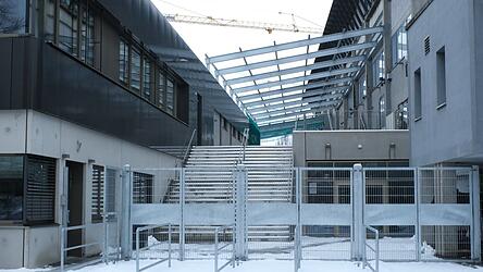 Das Stützgerüst für das Dach zwischen Anbau und Eisstadion entsteht gerade. Das Stützgerüst für das Dach zwischen Anbau und Eisstadion entsteht gerade.