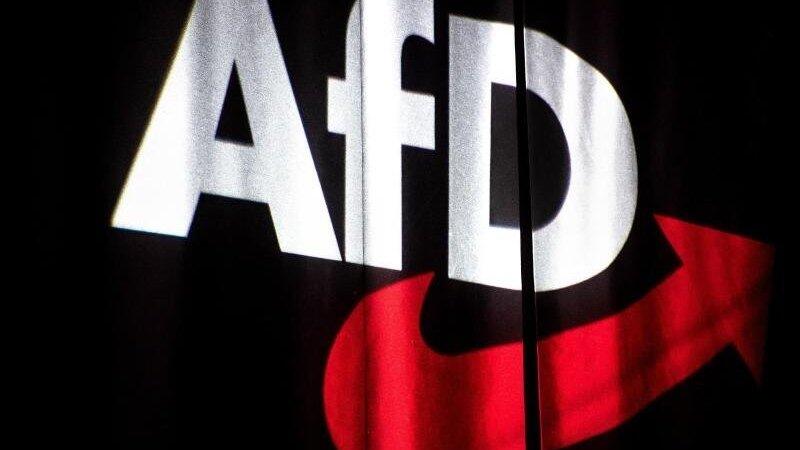 Die AfD wird nun offenbar als Ganzes vom Bundesverfassungsschutz beobachtet. (Symbolbild) Die AfD wird nun offenbar als Ganzes vom Bundesverfassungsschutz beobachtet. (Symbolbild)