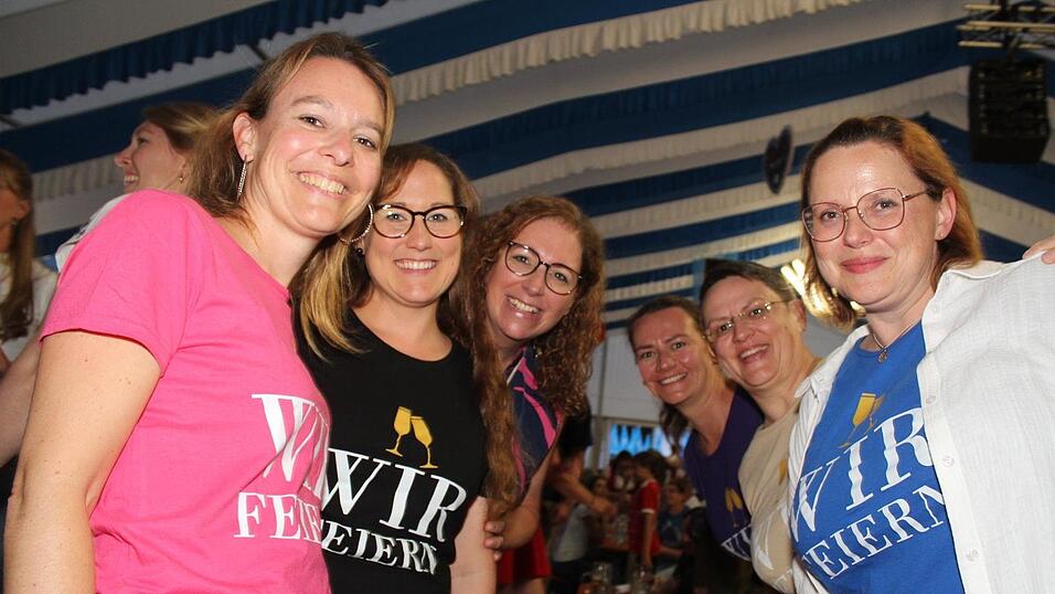 Zur Musik von Headless wurde ausgelassen gefeiert. Zur Musik von Headless wurde ausgelassen gefeiert.