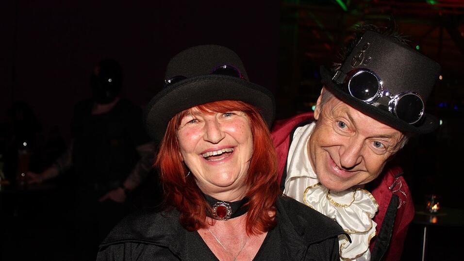 Die ganze Halle war gefüllt mit bunten Kostümen und guter Laune. Die ganze Halle war gefüllt mit bunten Kostümen und guter Laune.