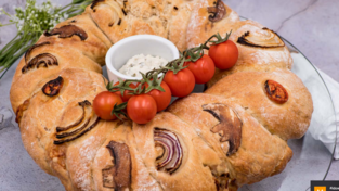 So lecker sieht der mediterrane Brotkranz mit Käse- und Gemüse-Füllung aus. So lecker sieht der mediterrane Brotkranz mit Käse- und Gemüse-Füllung aus.