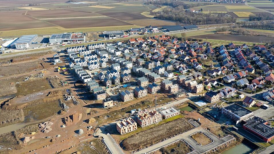 Das Neubaugebiet Weiherbreite in Köfering im Landkreis Regensburg. Nachdem die Staatsanwaltschaft wegen Insolvenzverschleppung und Betrugsverdacht gegen eine Baufirma ermittelt, hat nun auch der Projektentwickler 'Graf Lerchenfeld Quartier' Insolvenz angemeldet. Das Neubaugebiet Weiherbreite in Köfering im Landkreis Regensburg. Nachdem die Staatsanwaltschaft wegen Insolvenzverschleppung und Betrugsverdacht gegen eine Baufirma ermittelt, hat nun auch der Projektentwickler 'Graf Lerchenfeld Quartier' Insolvenz angemeldet.