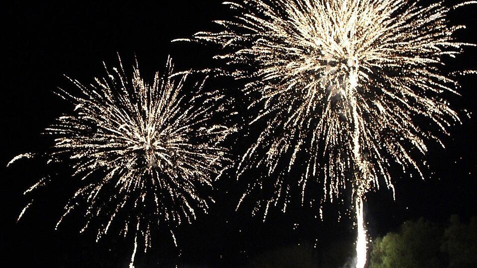 Die Frühjahrsdult 2017 in Landshut neigt sich dem Ende entgegen. Grund genug, noch einmal richtig in den Bierzelten zu feiern - abgerundet vom traditionellen Feuerwerk. Die Frühjahrsdult 2017 in Landshut neigt sich dem Ende entgegen. Grund genug, noch einmal richtig in den Bierzelten zu feiern - abgerundet vom traditionellen Feuerwerk.