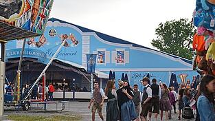 Das Zelt auf dem Pfingstfest. Das Zelt auf dem Pfingstfest.