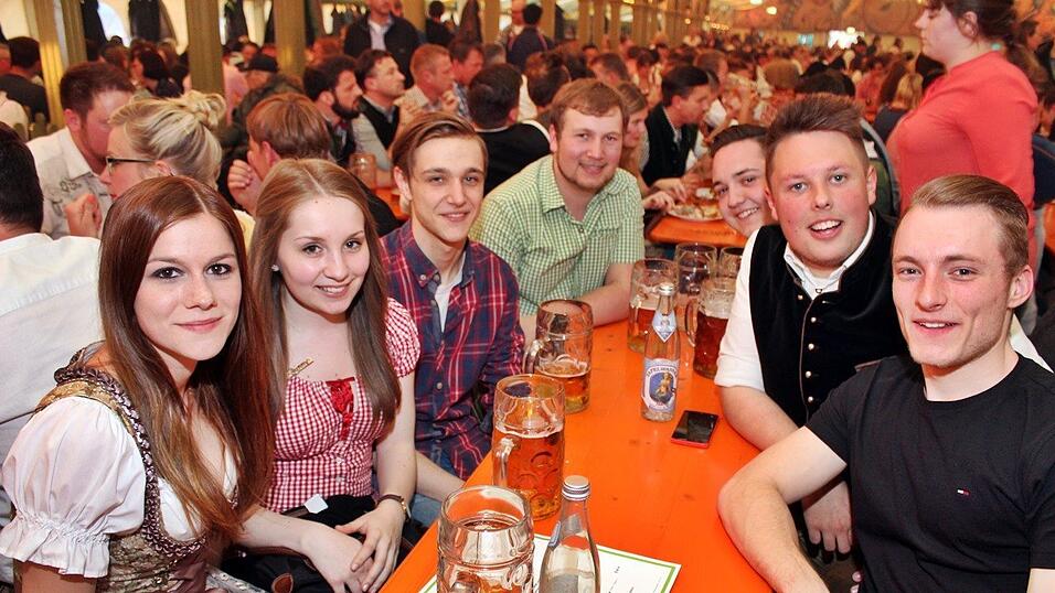 Die Frühjahrsdult 2017 in Landshut neigt sich dem Ende entgegen. Grund genug, noch einmal richtig in den Bierzelten zu feiern - abgerundet vom traditionellen Feuerwerk. Die Frühjahrsdult 2017 in Landshut neigt sich dem Ende entgegen. Grund genug, noch einmal richtig in den Bierzelten zu feiern - abgerundet vom traditionellen Feuerwerk.