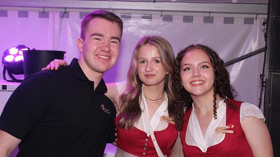 Zur Musik von Headless wurde ausgelassen gefeiert. Zur Musik von Headless wurde ausgelassen gefeiert.