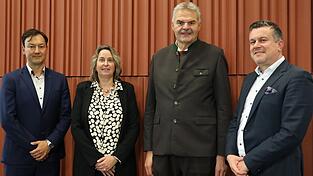 Prof. Dr. Michaela Wirtz (2. v. l.) mit (von links) Prof. Dr. Konstantin Ziegler (Senatsvorsitzender), Dr. Josef Schwendner (Hochschulratsvorsitzender) sowie Dr. Tobias Haaf (Ministerialdirigent). Prof. Dr. Michaela Wirtz (2. v. l.) mit (von links) Prof. Dr. Konstantin Ziegler (Senatsvorsitzender), Dr. Josef Schwendner (Hochschulratsvorsitzender) sowie Dr. Tobias Haaf (Ministerialdirigent).