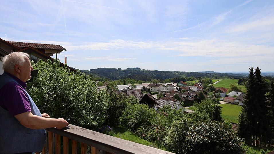 Ein herrlicher Blick auf den Bogenberg und den Gebäuden bietet sich Alfred Schindler von seinem Balkon aus. Hier macht er seine Beobachtungen. Ein herrlicher Blick auf den Bogenberg und den Gebäuden bietet sich Alfred Schindler von seinem Balkon aus. Hier macht er seine Beobachtungen.
