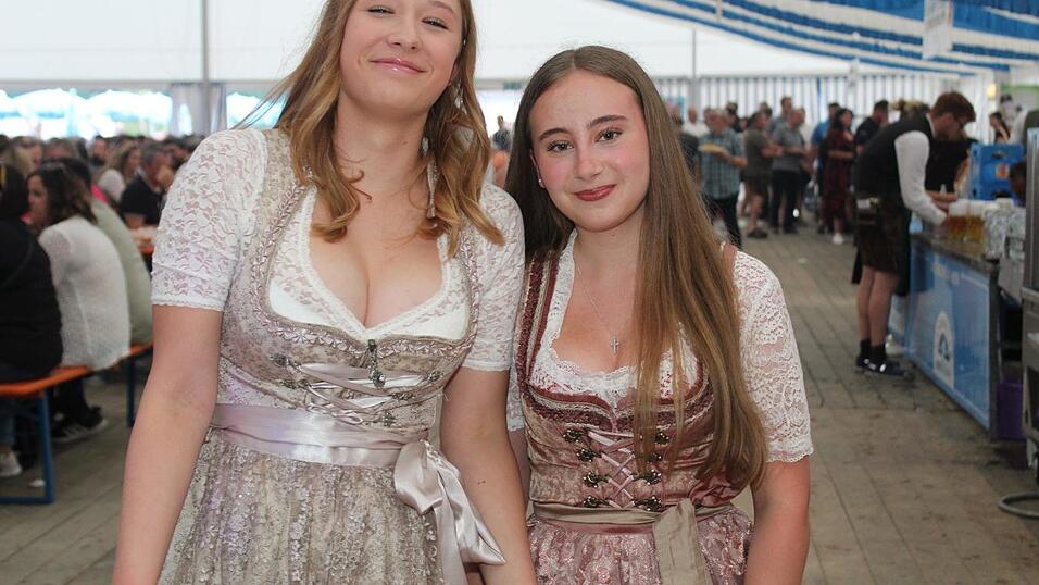 Zur Musik von Headless wurde ausgelassen gefeiert. Zur Musik von Headless wurde ausgelassen gefeiert.