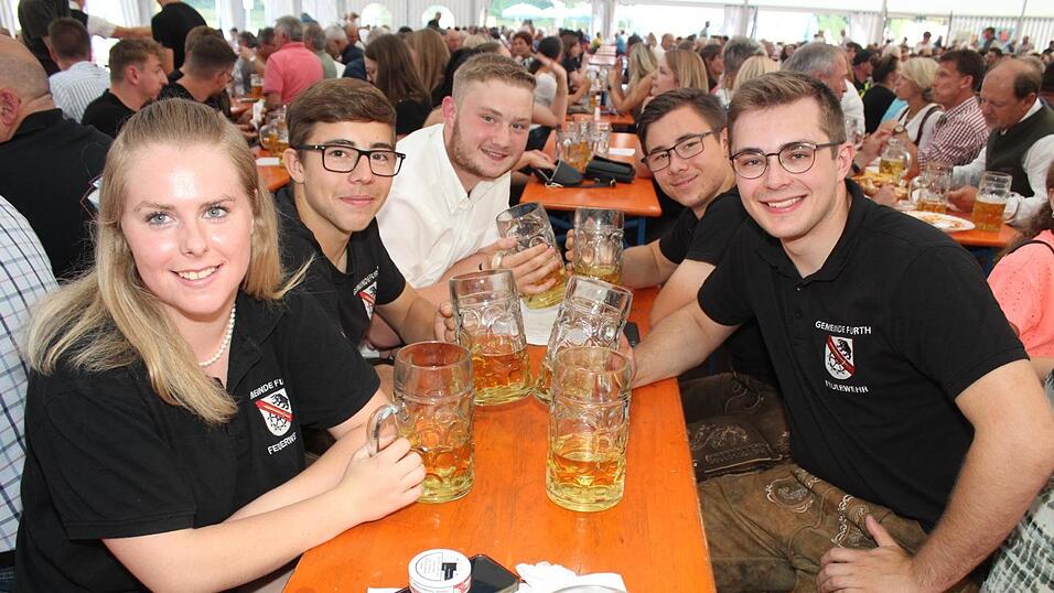 Zur Musik von Headless wurde ausgelassen gefeiert. Zur Musik von Headless wurde ausgelassen gefeiert.