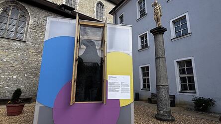 Oberhalb des Adlers auf drei Säulen sind Holzkunstwerke als Wächter positioniert. Oberhalb des Adlers auf drei Säulen sind Holzkunstwerke als Wächter positioniert.