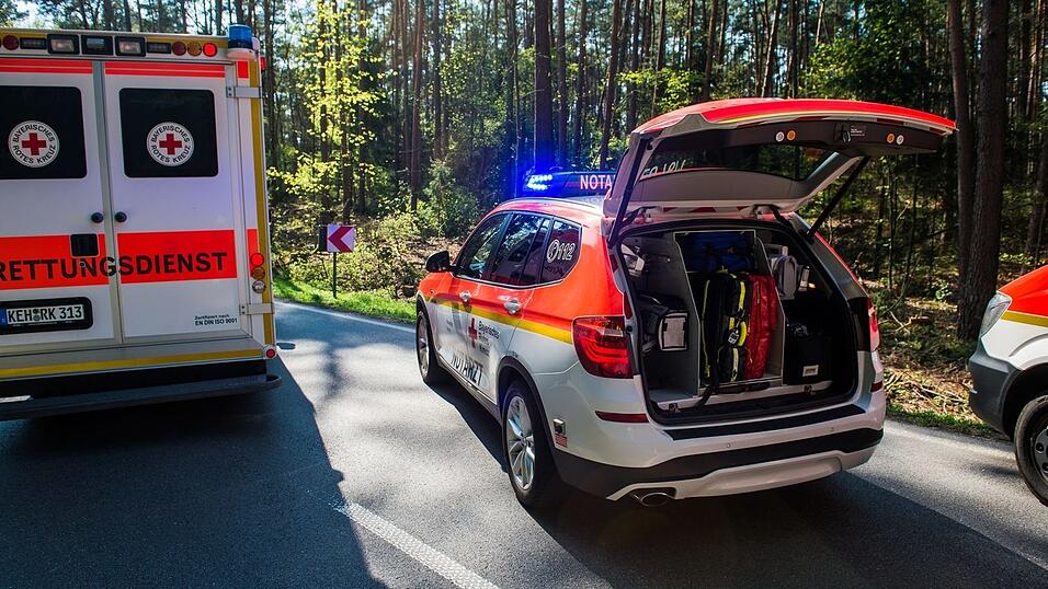 Die Fahrzeuge krachten wohl frontal ineinander. Die Fahrzeuge krachten wohl frontal ineinander.