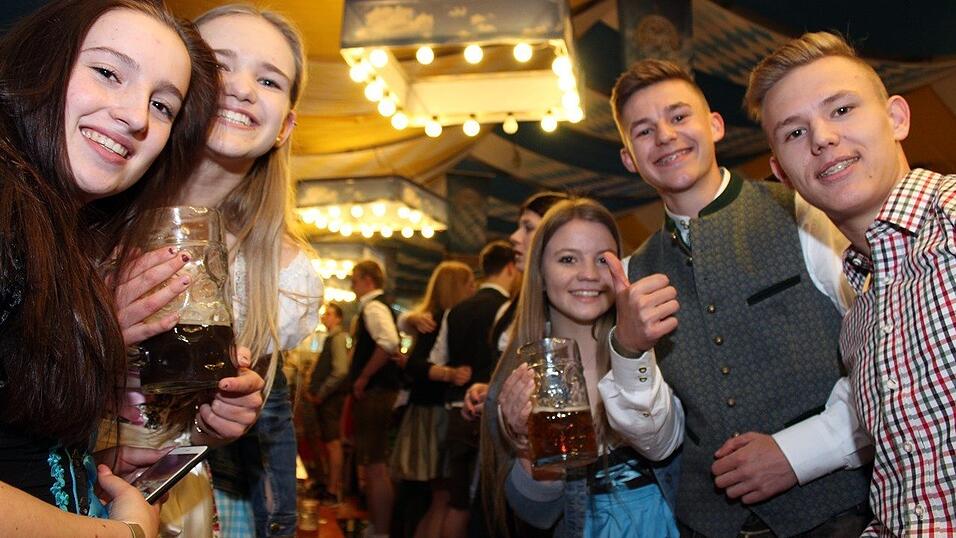Die Frühjahrsdult 2017 in Landshut neigt sich dem Ende entgegen. Grund genug, noch einmal richtig in den Bierzelten zu feiern - abgerundet vom traditionellen Feuerwerk. Die Frühjahrsdult 2017 in Landshut neigt sich dem Ende entgegen. Grund genug, noch einmal richtig in den Bierzelten zu feiern - abgerundet vom traditionellen Feuerwerk.