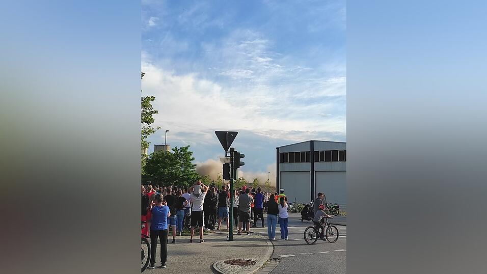 Rumms! Nachdem die Sprengladungen gezündet wurden, legte sich das alte Gebäude um und erzeugte eine große Staubwolke. Rumms! Nachdem die Sprengladungen gezündet wurden, legte sich das alte Gebäude um und erzeugte eine große Staubwolke.
