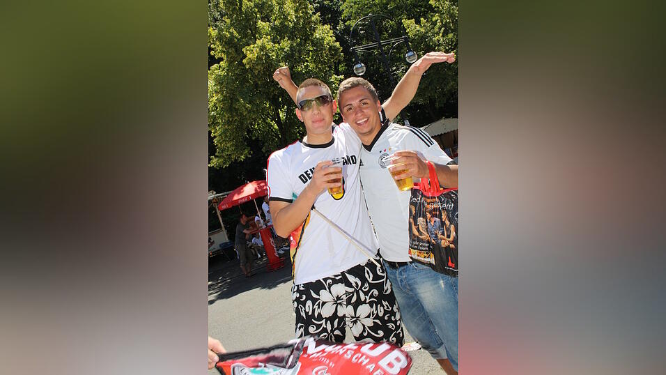 Christian Fertl war am Sonntag auf der Fanmeile in Berlin und erlebte dort das Achtelfinale gegen England auf Großleinwand. Christian Fertl war am Sonntag auf der Fanmeile in Berlin und erlebte dort das Achtelfinale gegen England auf Großleinwand.