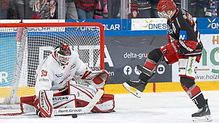 Einen Schritt vor - und später zwei zurück: David Stieler (rechts) murmelte die Hartgummischeibe nach einem Abpraller von der Bande irgendwie am 39-jährigen EC-Schlussmann Jerry Kuhn vorbei und brachte den EVL in Überzahl mit 1:0 in Front. Für Zählbares reichte es dennoch nicht. Einen Schritt vor - und später zwei zurück: David Stieler (rechts) murmelte die Hartgummischeibe nach einem Abpraller von der Bande irgendwie am 39-jährigen EC-Schlussmann Jerry Kuhn vorbei und brachte den EVL in Überzahl mit 1:0 in Front. Für Zählbares reichte es dennoch nicht.