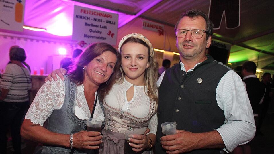 Zur Musik von Headless wurde ausgelassen gefeiert. Zur Musik von Headless wurde ausgelassen gefeiert.