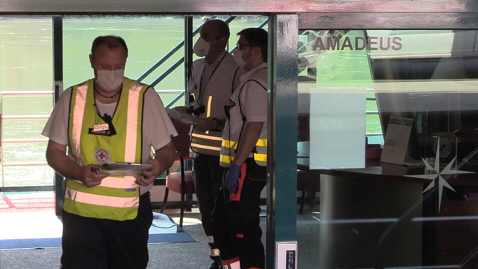 Magen-Darm-Infekt an Bord einer Donau-Kreuzfahrt! Etwa 120 Gäste waren von Ungarn aus mit dem Schiff nach Passau gestartet. Dort mussten letztlich 13 Passagiere ärztlich versorgt werden. Magen-Darm-Infekt an Bord einer Donau-Kreuzfahrt! Etwa 120 Gäste waren von Ungarn aus mit dem Schiff nach Passau gestartet. Dort mussten letztlich 13 Passagiere ärztlich versorgt werden.