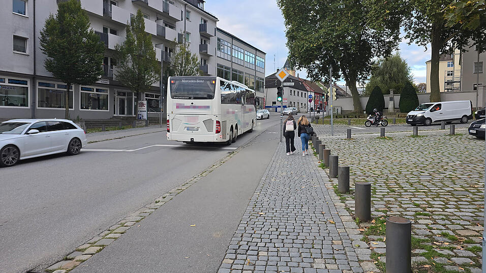 Egal ob zu Fuß oder mit dem Bus. Bis auf einige wenige Verspätungen sitzen alle Schüler laut Auskunft der Schulen zur ersten Stunde auf ihrem Platz. Abhängig ist das nicht zuletzt davon, wo die Schulen im Stadtgebiet ihren Standort haben. Egal ob zu Fuß oder mit dem Bus. Bis auf einige wenige Verspätungen sitzen alle Schüler laut Auskunft der Schulen zur ersten Stunde auf ihrem Platz. Abhängig ist das nicht zuletzt davon, wo die Schulen im Stadtgebiet ihren Standort haben.