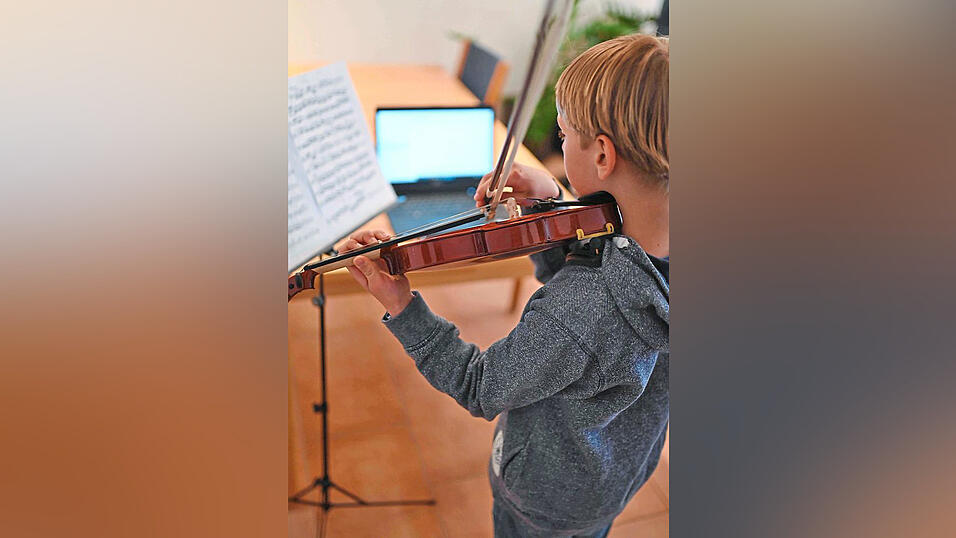 Musizieren vor dem Laptop: Musikschulen wie die Villa Musica Altdorf greifen wieder auf Online-Unterricht zurück. Musizieren vor dem Laptop: Musikschulen wie die Villa Musica Altdorf greifen wieder auf Online-Unterricht zurück.