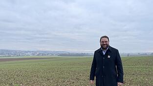 Tobias Beck auf einem Hügel bei Oberlindhart. Hier kommt er gerne hin und schaut in die Ferne. Hinter ihm sieht man Mallersdorf, Pfaffenberg, Geiselhöring - und kann bis nach Wiesenfelden schauen. Tobias Beck auf einem Hügel bei Oberlindhart. Hier kommt er gerne hin und schaut in die Ferne. Hinter ihm sieht man Mallersdorf, Pfaffenberg, Geiselhöring - und kann bis nach Wiesenfelden schauen.