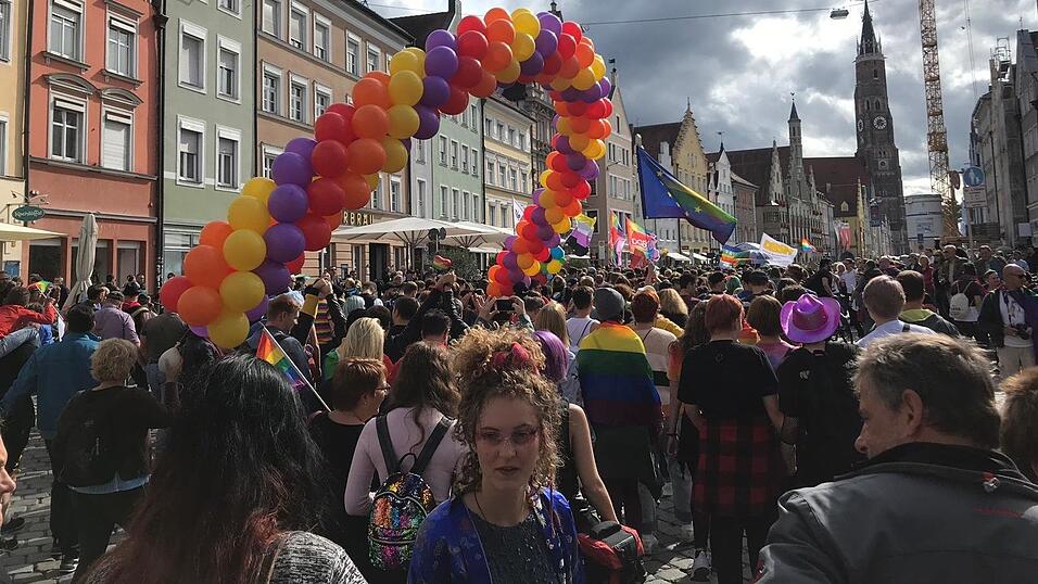 Knapp 2.000 Teilnehmer feierten am Samstag in Landhut den ersten Christopher-Street-Day Niederbayerns. Knapp 2.000 Teilnehmer feierten am Samstag in Landhut den ersten Christopher-Street-Day Niederbayerns.