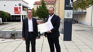 Prof. Dr. Markus Böhm (rechts) erhielt seine Ernennungsurkunde von Hochschulpräsident Prof. Dr. Fritz Pörnbacher. Prof. Dr. Markus Böhm (rechts) erhielt seine Ernennungsurkunde von Hochschulpräsident Prof. Dr. Fritz Pörnbacher.