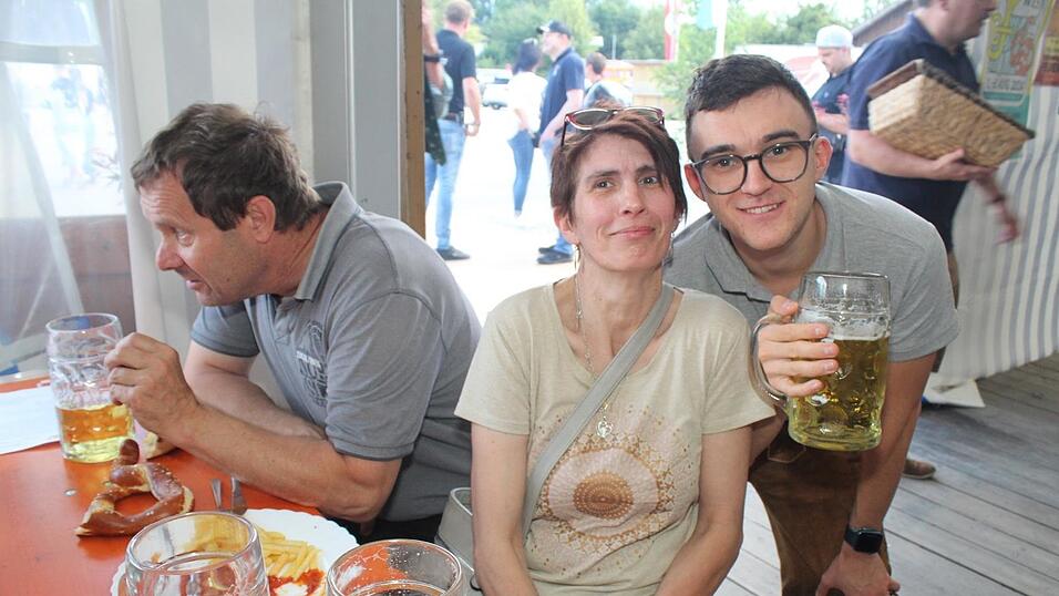 Zur Musik von Headless wurde ausgelassen gefeiert. Zur Musik von Headless wurde ausgelassen gefeiert.