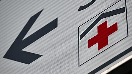 Viele Krankenhäuser in Deutschland sind tief in den roten Zahlen und stehen vor einer ungewissen Zukunft. (Symbolbild) Viele Krankenhäuser in Deutschland sind tief in den roten Zahlen und stehen vor einer ungewissen Zukunft. (Symbolbild)