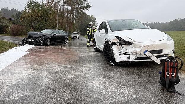 An den am Unfall beteiligten Fahrzeugen entstand ein Sachschaden von insgesamt 25.000 Euro. An den am Unfall beteiligten Fahrzeugen entstand ein Sachschaden von insgesamt 25.000 Euro.