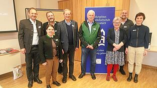 Im Bild: v.l: Referent Fabian Werner, LVHS-Direktorin Barbara J. Th. Schmidt, Andreas Felsl (Katholische Landbewegung Passau), Josef Rottenaicher (Diözese Passau), Referent Josef Schmid, Adeline Grad (KDFB Bildungswerk), Referent Peter Huber, Tagungsleiterin und Bildungsreferentin Barbara Messerer. Im Bild: v.l: Referent Fabian Werner, LVHS-Direktorin Barbara J. Th. Schmidt, Andreas Felsl (Katholische Landbewegung Passau), Josef Rottenaicher (Diözese Passau), Referent Josef Schmid, Adeline Grad (KDFB Bildungswerk), Referent Peter Huber, Tagungsleiterin und Bildungsreferentin Barbara Messerer.
