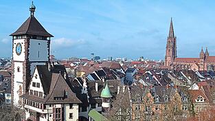 Blick vom Schlossberg auf die Freiburger Altstadt mit Münster (re.) und Schwabentor (li.), dem höchsten Punkt des Bächlesystems Blick vom Schlossberg auf die Freiburger Altstadt mit Münster (re.) und Schwabentor (li.), dem höchsten Punkt des Bächlesystems