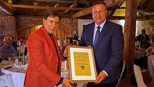 Bürgermeister Markus Müller zeichnete Univ. Doz. Dr. John Ionescu mit dem „Bürgermeister-Pfennig“ aus. Bürgermeister Markus Müller zeichnete Univ. Doz. Dr. John Ionescu mit dem „Bürgermeister-Pfennig“ aus.