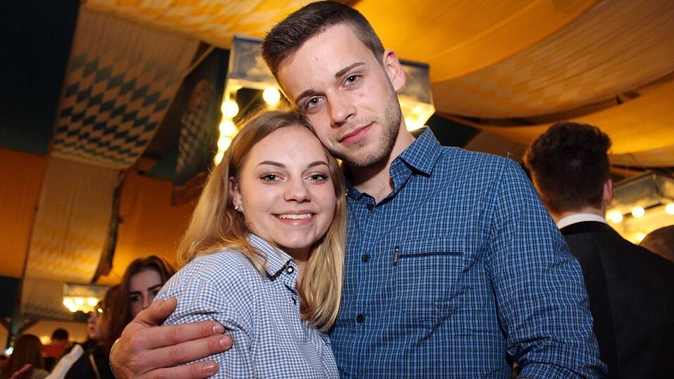 Die Frühjahrsdult 2017 in Landshut neigt sich dem Ende entgegen. Grund genug, noch einmal richtig in den Bierzelten zu feiern - abgerundet vom traditionellen Feuerwerk. Die Frühjahrsdult 2017 in Landshut neigt sich dem Ende entgegen. Grund genug, noch einmal richtig in den Bierzelten zu feiern - abgerundet vom traditionellen Feuerwerk.