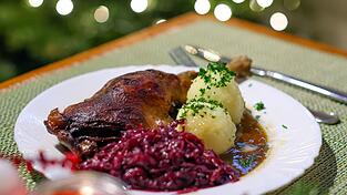Da läuft einigen das Wasser im Mund zusammen, aber nicht allen: eine Portion knusprige Gänsekeule mit Rotkohl und Klößen. (Archivbild) Da läuft einigen das Wasser im Mund zusammen, aber nicht allen: eine Portion knusprige Gänsekeule mit Rotkohl und Klößen. (Archivbild)