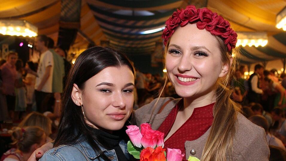 Die Frühjahrsdult 2017 in Landshut neigt sich dem Ende entgegen. Grund genug, noch einmal richtig in den Bierzelten zu feiern - abgerundet vom traditionellen Feuerwerk. Die Frühjahrsdult 2017 in Landshut neigt sich dem Ende entgegen. Grund genug, noch einmal richtig in den Bierzelten zu feiern - abgerundet vom traditionellen Feuerwerk.