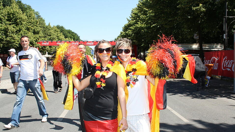 Christian Fertl war am Sonntag auf der Fanmeile in Berlin und erlebte dort das Achtelfinale gegen England auf Großleinwand. Christian Fertl war am Sonntag auf der Fanmeile in Berlin und erlebte dort das Achtelfinale gegen England auf Großleinwand.