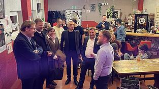 Vor der Preisverleihung wurde das Kaff besichtigt (v.l.) Dr. Thomas Pröckl, Dr. Olaf Heinrich, Kreisrätin Dr. Elisabeth Zettner, Landrat Dr. Ronny Raith, Bürgermeister Karl-Heinz Eppinger und Sozialpädagoge Christian Schwarz. Vor der Preisverleihung wurde das Kaff besichtigt (v.l.) Dr. Thomas Pröckl, Dr. Olaf Heinrich, Kreisrätin Dr. Elisabeth Zettner, Landrat Dr. Ronny Raith, Bürgermeister Karl-Heinz Eppinger und Sozialpädagoge Christian Schwarz.