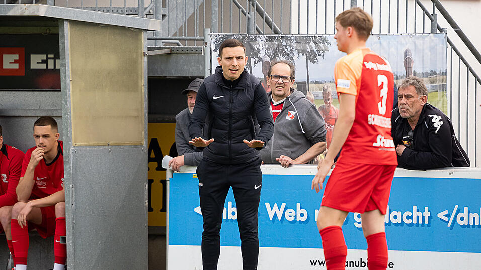 Tobias Beck (in Schwarz) wird zukünftig nur noch als Trainer an der Hankofener Seitenlinie stehen. Tobias Beck (in Schwarz) wird zukünftig nur noch als Trainer an der Hankofener Seitenlinie stehen.
