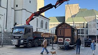 Die letzten Tage wurde rund um die Neupfarrkirche wieder der städtische Christkindlmarkt aufgebaut. Der beginnt kommende Woche. Die letzten Tage wurde rund um die Neupfarrkirche wieder der städtische Christkindlmarkt aufgebaut. Der beginnt kommende Woche.