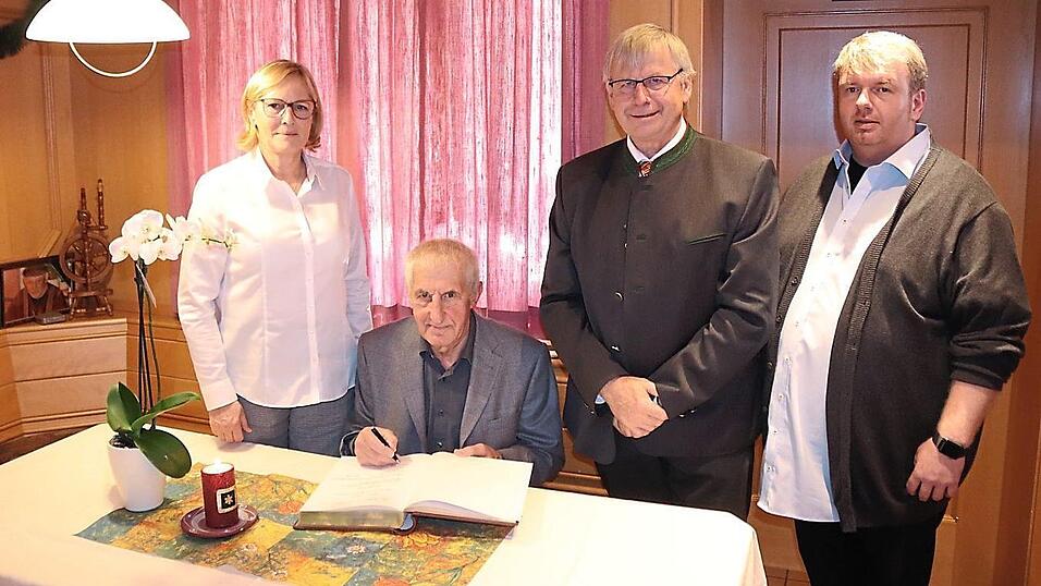 Emmers Verdienste um die Gemeinde würdigten Bürgermeister Helmut Heumann und seine Stellvertreterin Christa Bucher mit dem Eintrag ins Goldene Buch. Emmers Verdienste um die Gemeinde würdigten Bürgermeister Helmut Heumann und seine Stellvertreterin Christa Bucher mit dem Eintrag ins Goldene Buch.