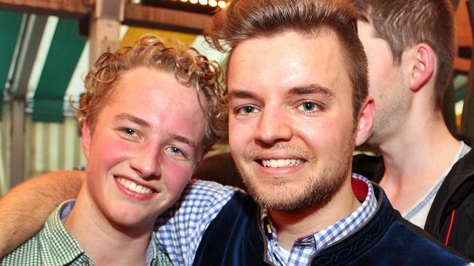 Die Frühjahrsdult 2017 in Landshut neigt sich dem Ende entgegen. Grund genug, noch einmal richtig in den Bierzelten zu feiern - abgerundet vom traditionellen Feuerwerk. Die Frühjahrsdult 2017 in Landshut neigt sich dem Ende entgegen. Grund genug, noch einmal richtig in den Bierzelten zu feiern - abgerundet vom traditionellen Feuerwerk.