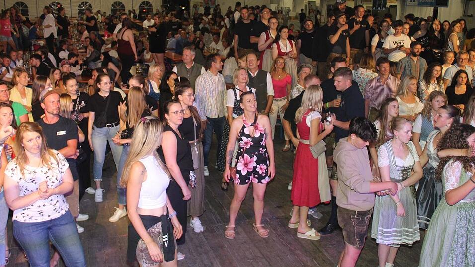 Zur Musik von Headless wurde ausgelassen gefeiert. Zur Musik von Headless wurde ausgelassen gefeiert.