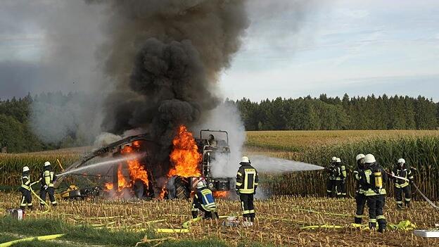 Der Maishäcksler steht in Vollbrand. Der Maishäcksler steht in Vollbrand.