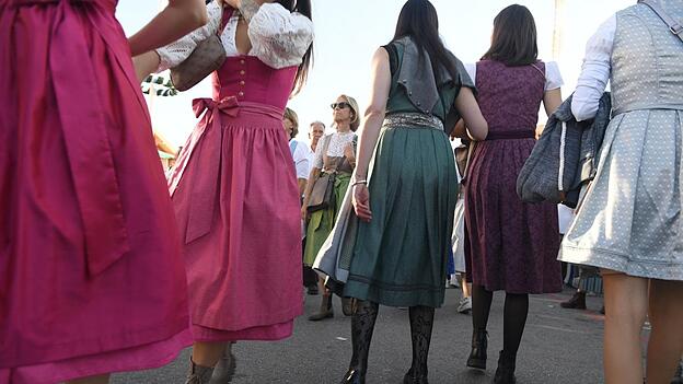 Frauen können sich auf der Wiesn nicht so sicher fühlen wie Männer. Jedes Jahr erleben Frauen sexualisierte und gewaltvolle Übergriffe. Frauen können sich auf der Wiesn nicht so sicher fühlen wie Männer. Jedes Jahr erleben Frauen sexualisierte und gewaltvolle Übergriffe.
