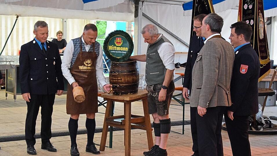 Beim Bieranstich genügte dem Schrimherrn nur ein einziger gekonnter Schlag, um das Bier anzuzapfen. Beim Bieranstich genügte dem Schrimherrn nur ein einziger gekonnter Schlag, um das Bier anzuzapfen.