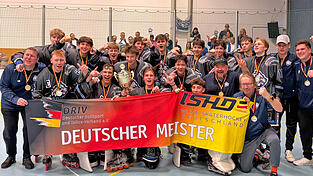 Deutscher Meister in der Altersklasse U19: Die Junioren des IHC Atting. Von links: Betreuer Erich Attenberger, Fabian Grimm, Lukas Alzinger, Artur Weide, Tobias Nowack, Lukas Schattenkirchner, Fabian Baumann, Josef Griesbauer, Tim Attenberger, Maximilian Walden, Ben Müller, Tim Götz, Cassius-Clay Rohleder, Jonathan Lichtinger, Trainer Markus Alzinger, Leon Sauermilch, Johannes Ernst, Physiotherapeut Florian Wagner, Bastian Hafner und Betreuer Jonas Walzer Deutscher Meister in der Altersklasse U19: Die Junioren des IHC Atting. Von links: Betreuer Erich Attenberger, Fabian Grimm, Lukas Alzinger, Artur Weide, Tobias Nowack, Lukas Schattenkirchner, Fabian Baumann, Josef Griesbauer, Tim Attenberger, Maximilian Walden, Ben Müller, Tim Götz, Cassius-Clay Rohleder, Jonathan Lichtinger, Trainer Markus Alzinger, Leon Sauermilch, Johannes Ernst, Physiotherapeut Florian Wagner, Bastian Hafner und Betreuer Jonas Walzer
